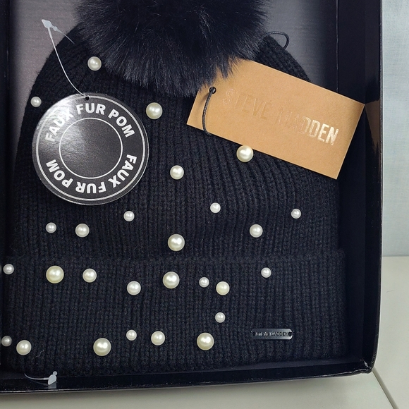 Steve Madden 2pc Gift Set - Phone Crossbody w/ Matching Beanie Hat Gift Box Set - Picture 10 of 16